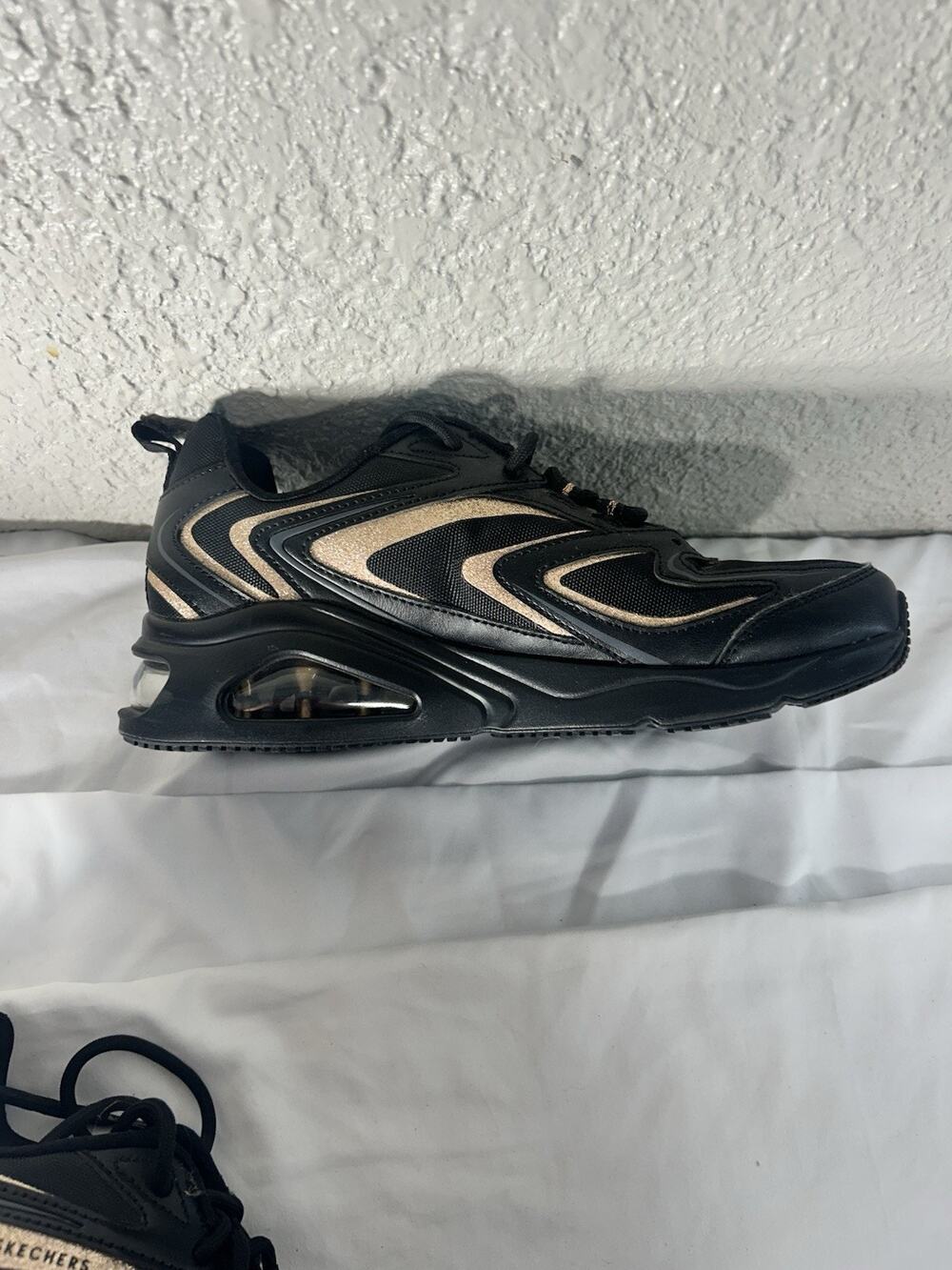 Women’s Sketchers Sz 8 Black & Gold